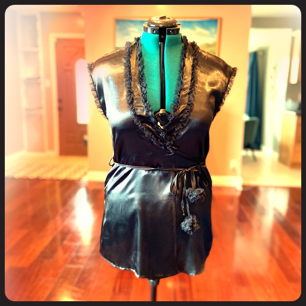 Frederick’s of Hollywood Sexy sleeveless robe